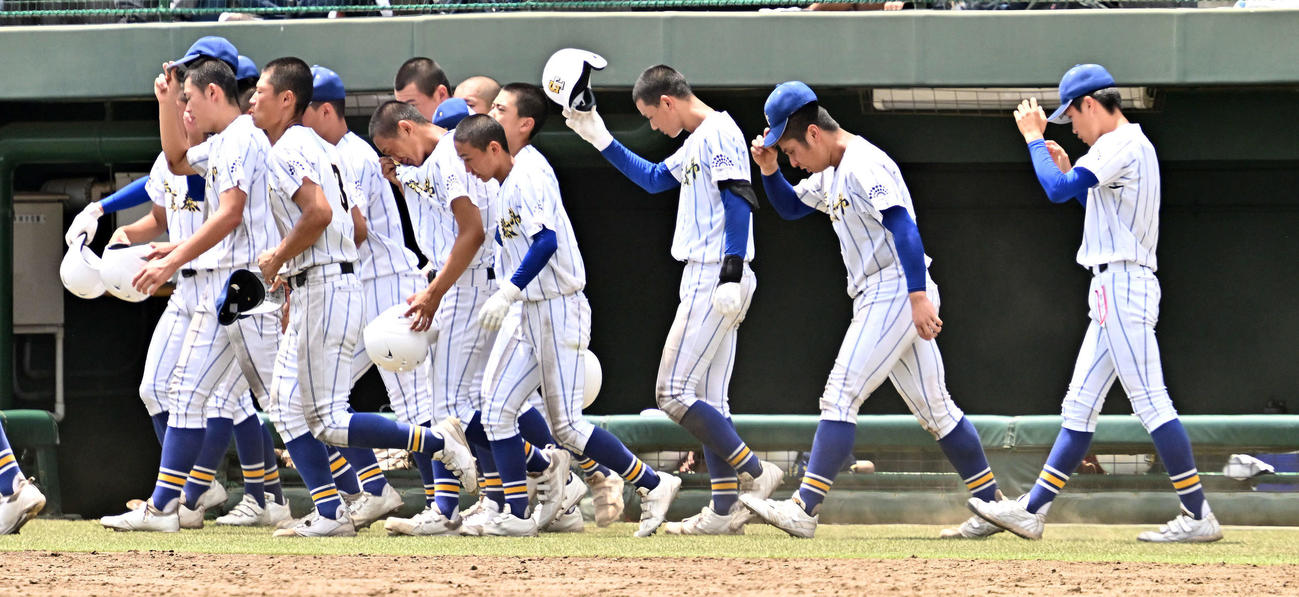 作新学院対青藍泰斗　試合に敗れ悔し涙を流す青藍泰斗の選手たち（撮影・滝沢徹郎）
