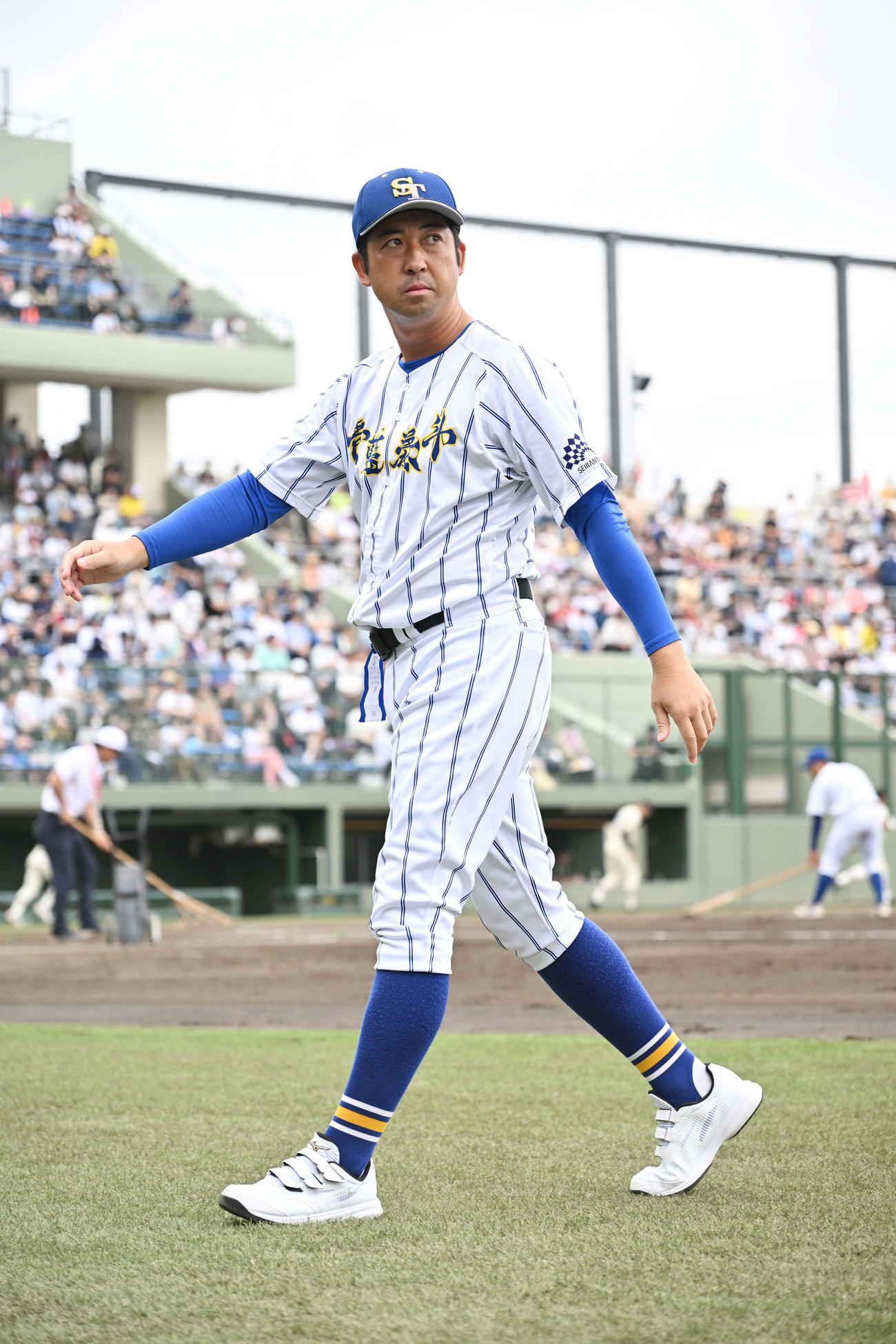 作新学院対青藍泰斗　試合に臨む青藍泰斗・石川監督（撮影・滝沢徹郎）