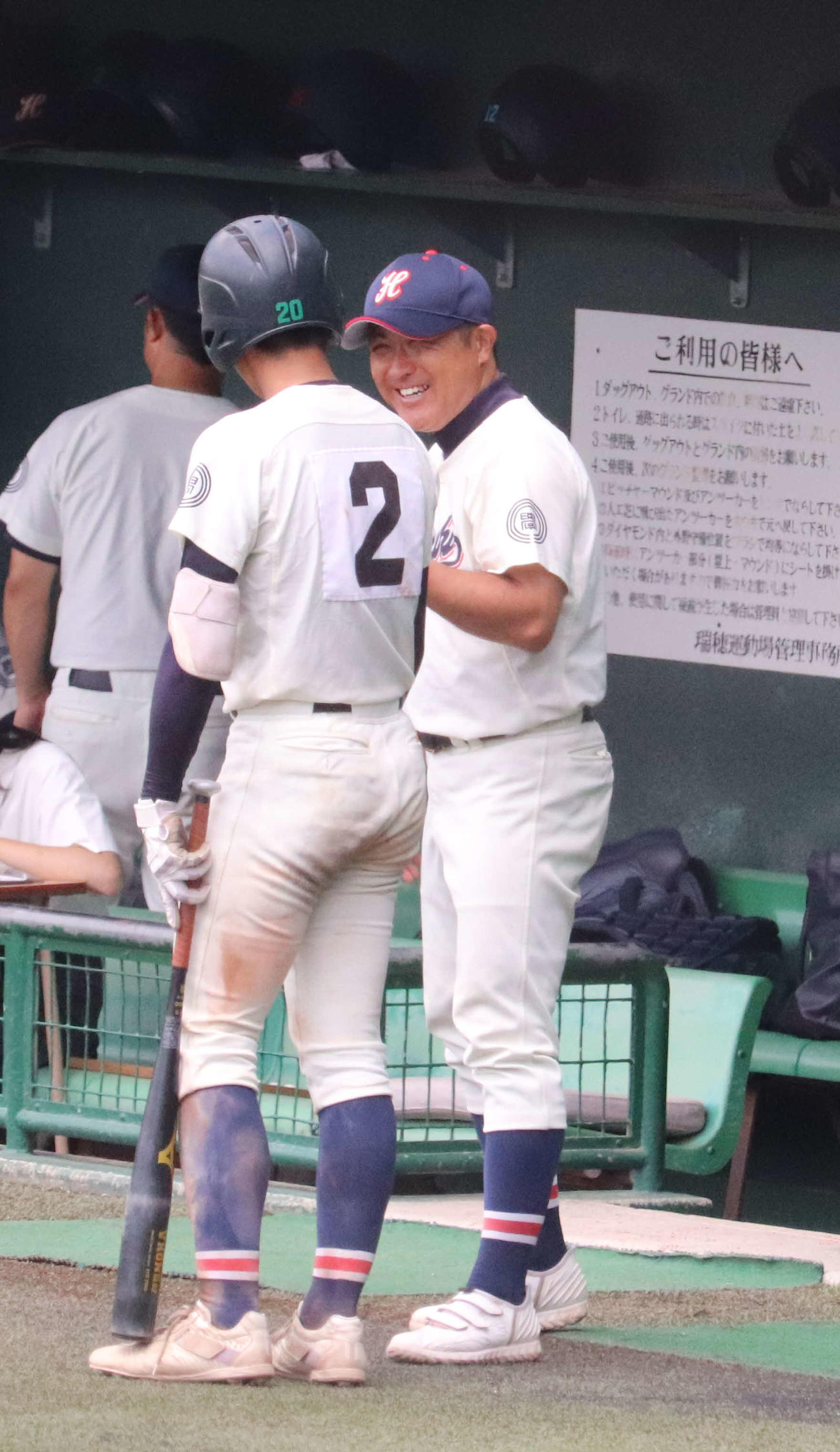 愛知大会　中部大春日丘対大同大大同　笑顔で比嘉門大翔捕手（3年）に指示を出す斎藤真監督（撮影・松野奈音）