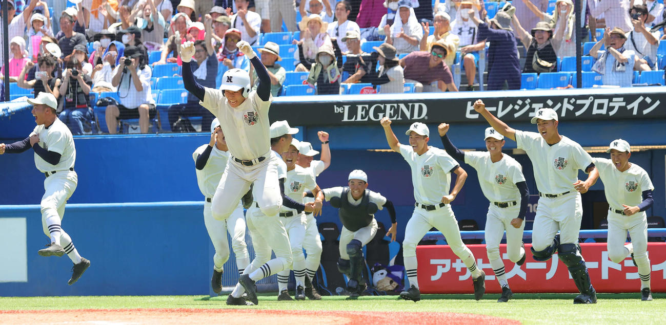 駒大高対日大三　タイブレークの延長10回裏、サヨナラ勝ちを喜ぶ日大三の選手たち（撮影・野上伸悟）