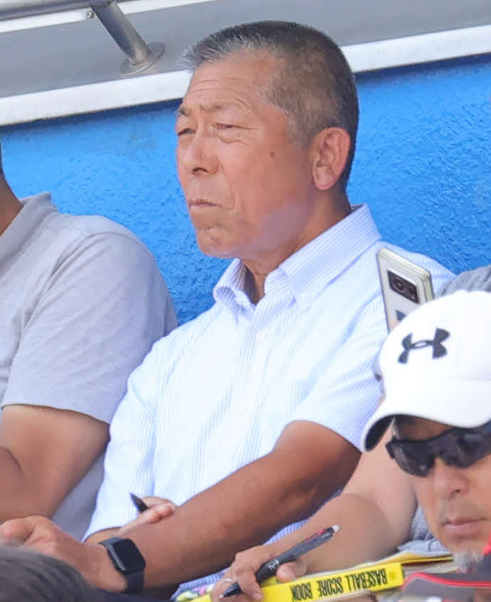 駒大高対日大三　観戦する日大三・小倉前監督（撮影・野上伸悟）