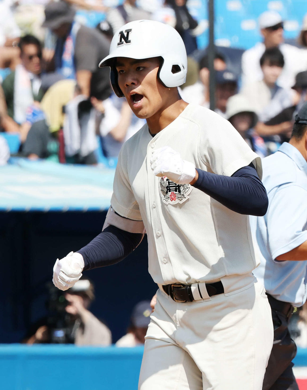 駒大高対日大三　2回裏日大三1死、先制右越え本塁打を放ち喜ぶ佐々木（撮影・野上伸悟）