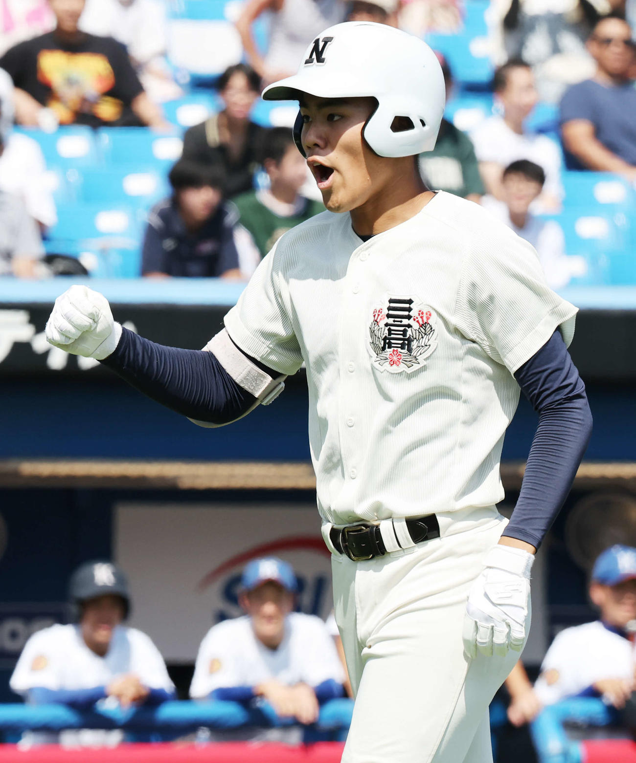駒大高対日大三　2回裏日大三1死、先制右越え本塁打を放ち喜ぶ佐々木（撮影・野上伸悟）