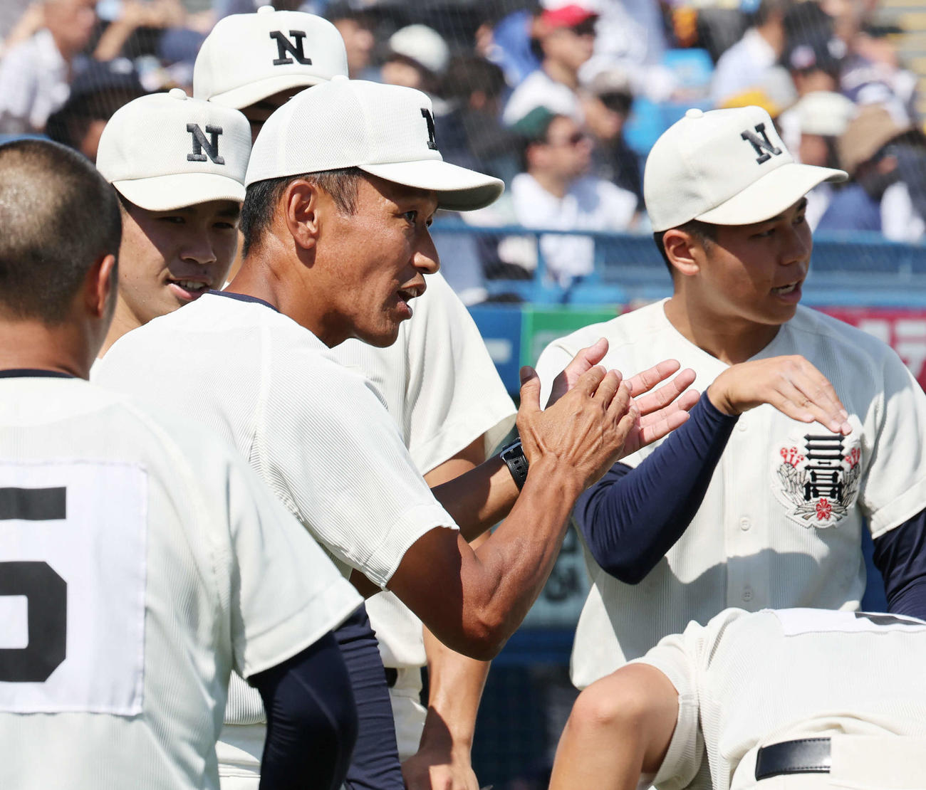 駒大高対日大三　選手に指示を出す日大三・三木監督（撮影・野上伸悟）