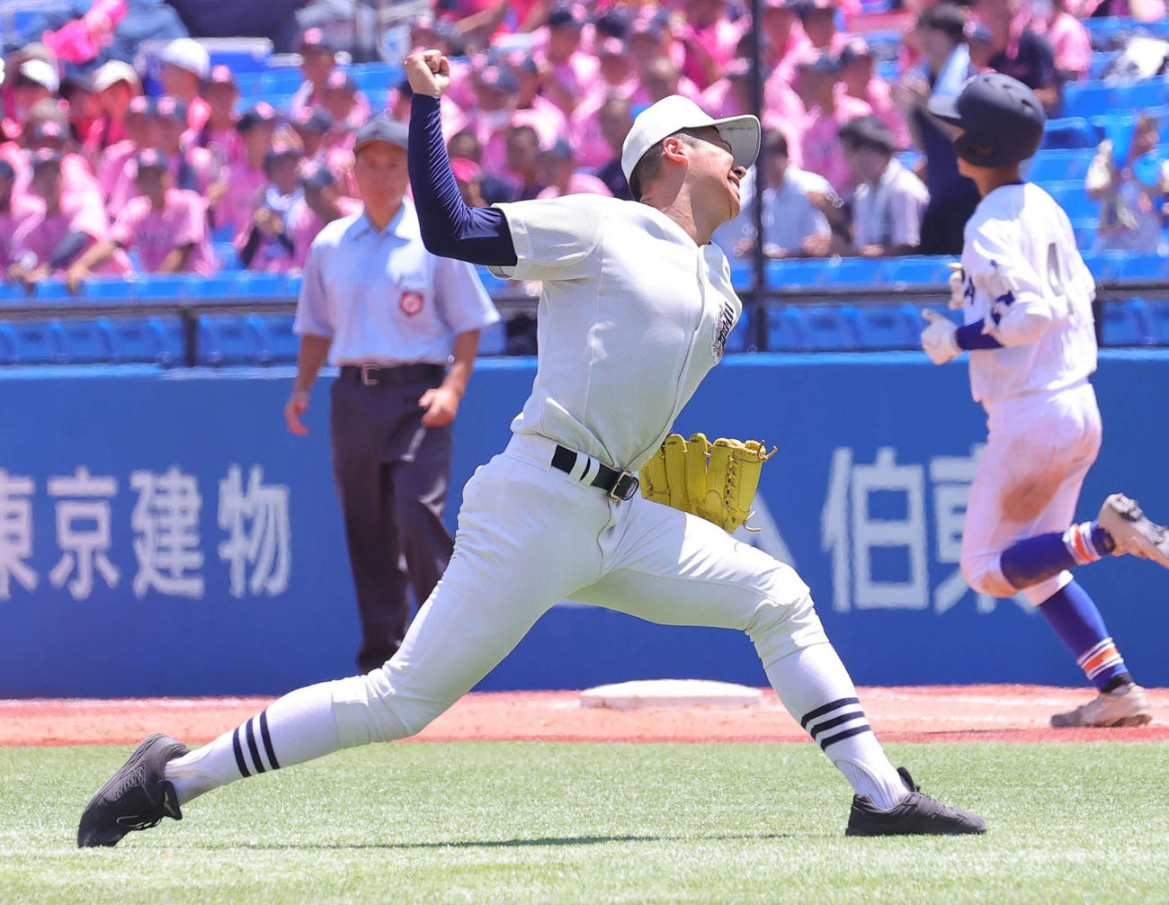駒大高対日大三　タイブレークの10回表を無失点に抑えガッツポーズの日大三・安田（撮影・野上伸悟）