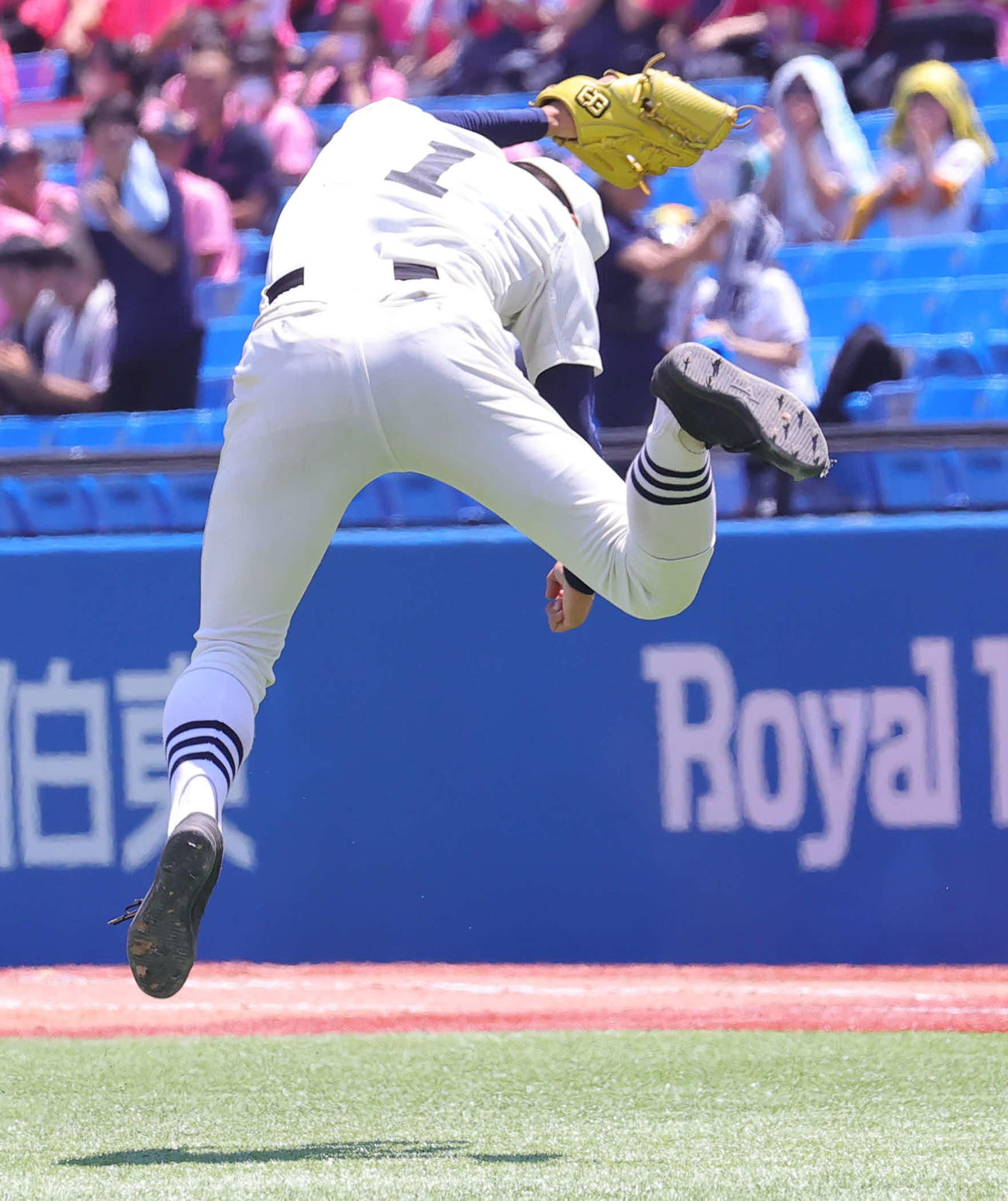 駒大高対日大三　タイブレークの10回表を無失点に抑えガッツポーズの日大三・安田（撮影・野上伸悟）