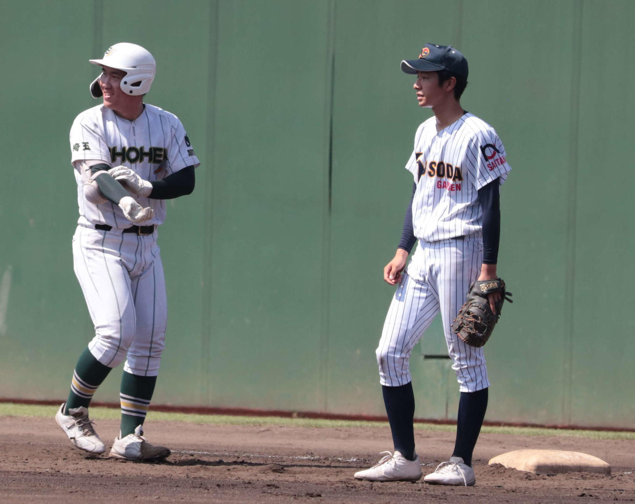 細田学園対昌平で、2回裏に3点目となる右前適時打を放った昌平・渡辺俊投手（写真左）（撮影・佐瀬百合子）