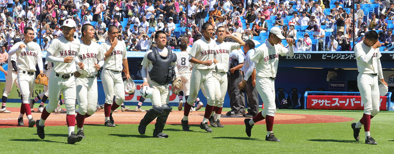 早実対日大鶴ケ丘　7回裏コールドで敗れ無念の表情の早実の選手たち（撮影・野上伸悟）