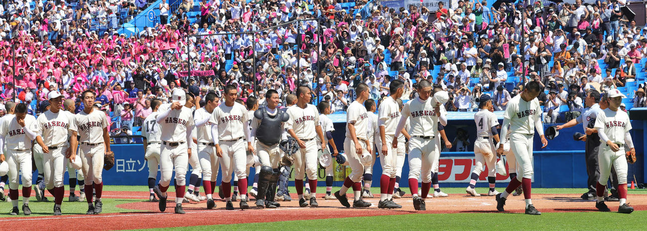 早実対日大鶴ケ丘　7回裏コールドで敗れ無念の表情の早実の選手たち（撮影・野上伸悟）