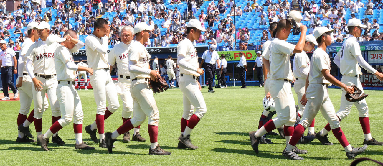 早実対日大鶴ケ丘　7回裏コールドで敗れ無念の表情の早実の選手たち（撮影・野上伸悟）