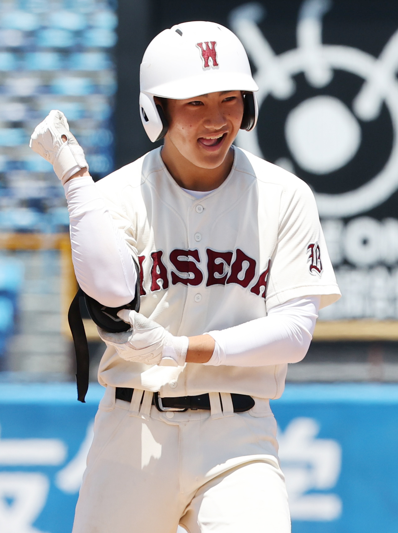 早実対日大鶴ケ丘　1回表早実無死、中前打を放ち笑顔の山本（撮影・野上伸悟）