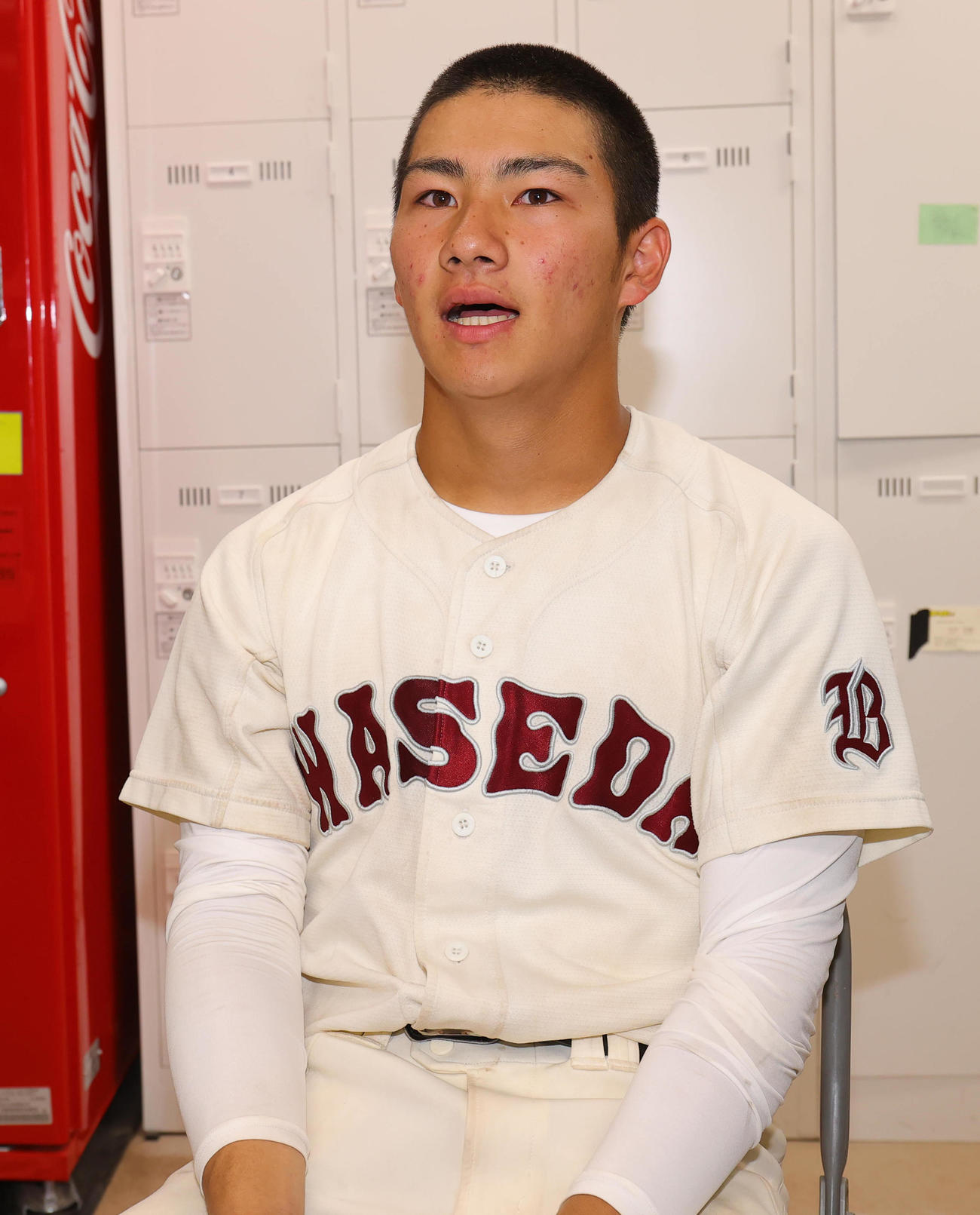 早実対日大鶴ケ丘　試合後に取材対応する早実・山本（撮影・野上伸悟）