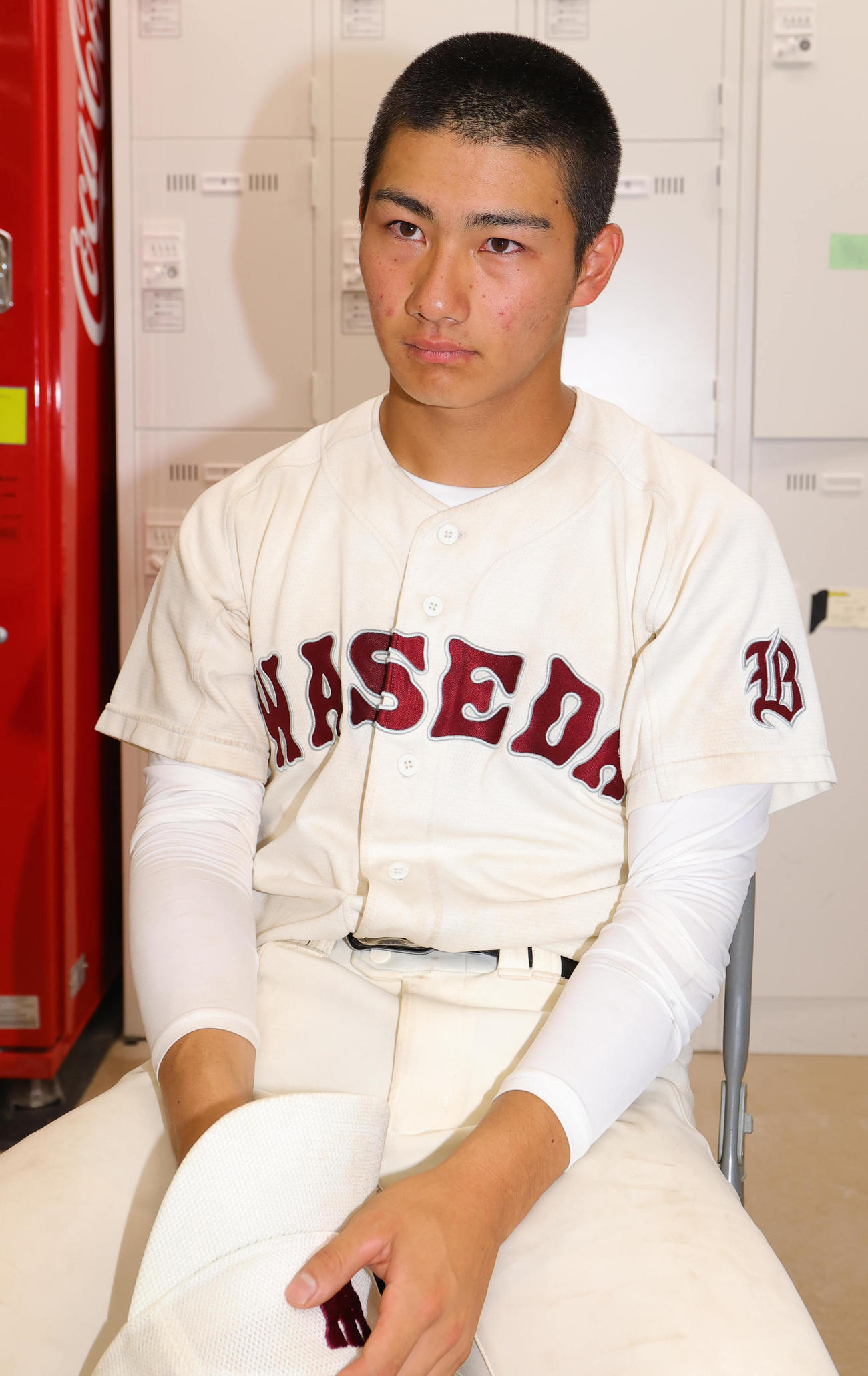 早実対日大鶴ケ丘　試合後に取材対応する早実・山本（撮影・野上伸悟）