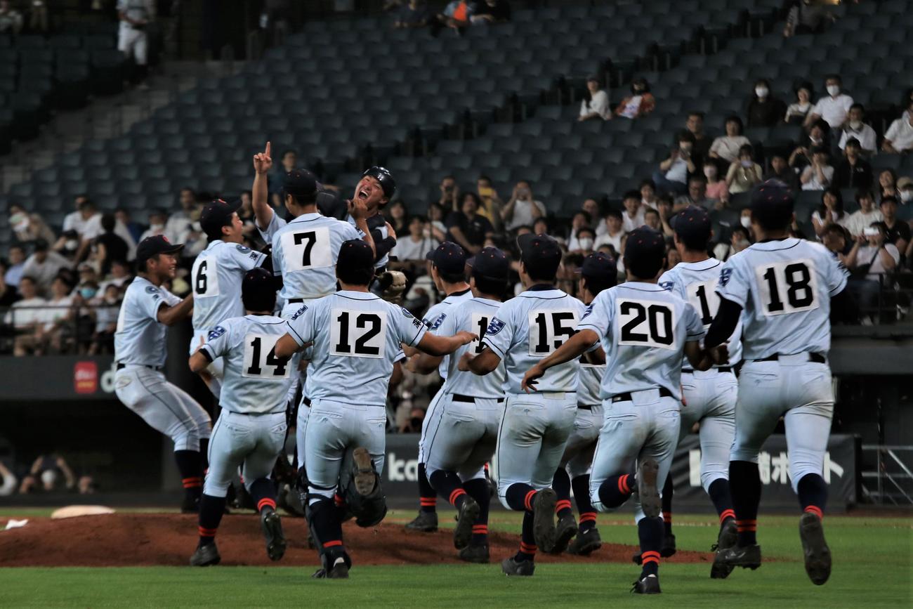 クラーク対旭川明成　甲子園出場を決めたクラークナインは、マウンド上で喜びを爆発させる（撮影・中島洋尚）