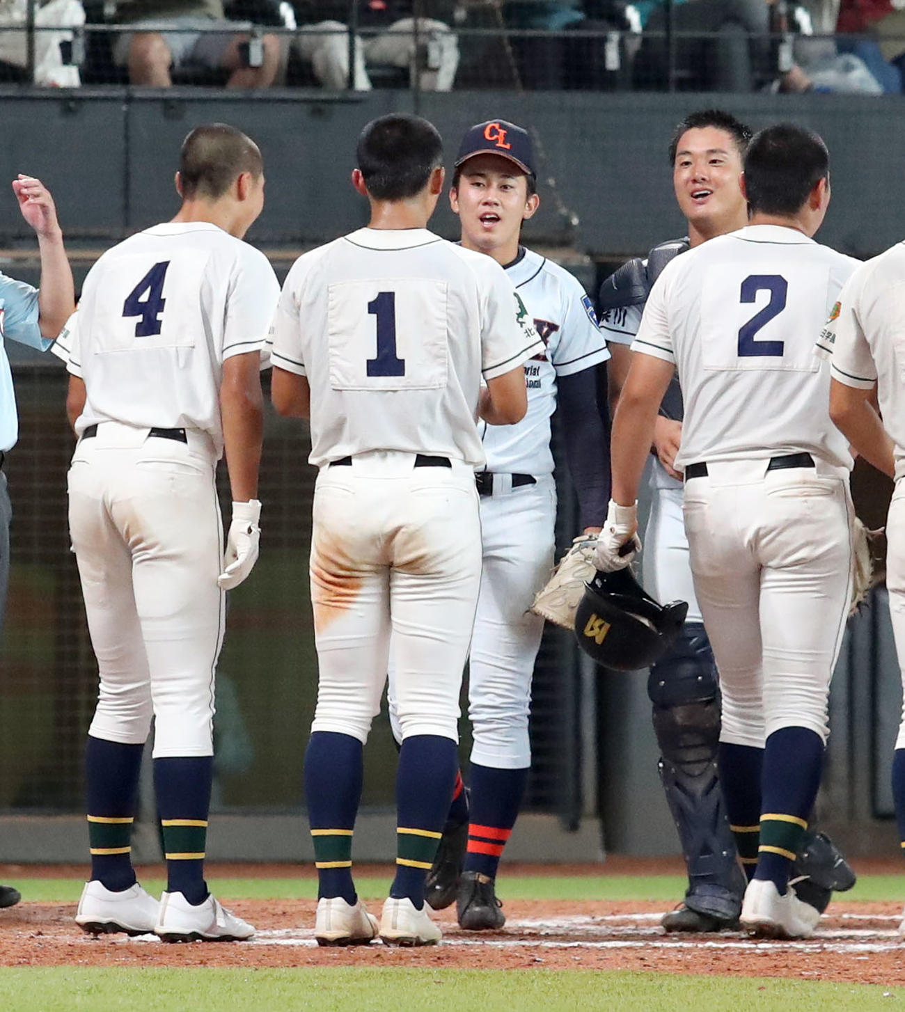 クラーク対旭川明成　試合終了後、旭川明成の千葉（左）と話すクラーク・新岡と麻原バッテリー（撮影・佐藤翔太）