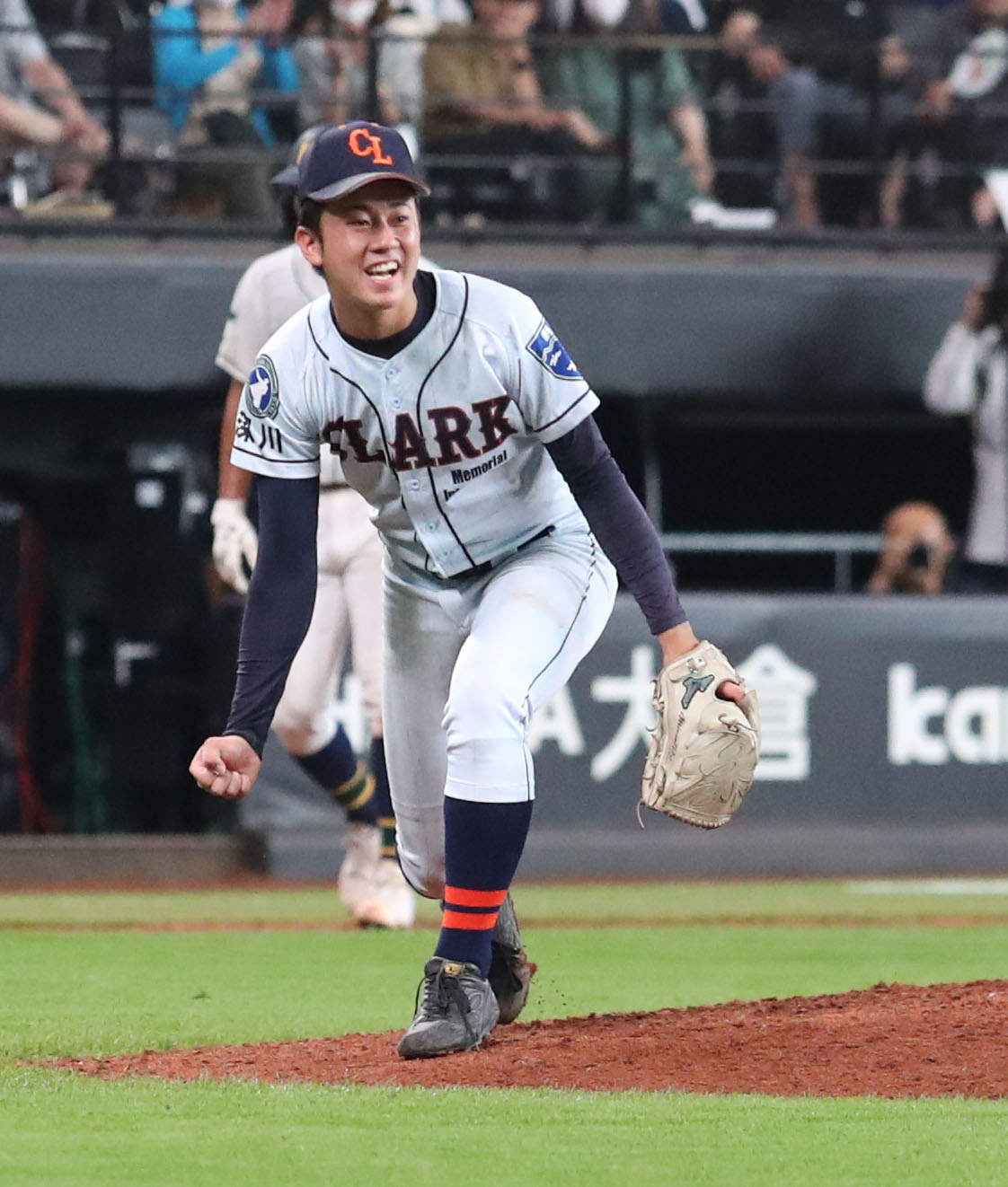 クラーク対旭川明成　旭川明成を完封しガッツポーズをするクラーク・新岡（撮影・佐藤翔太）