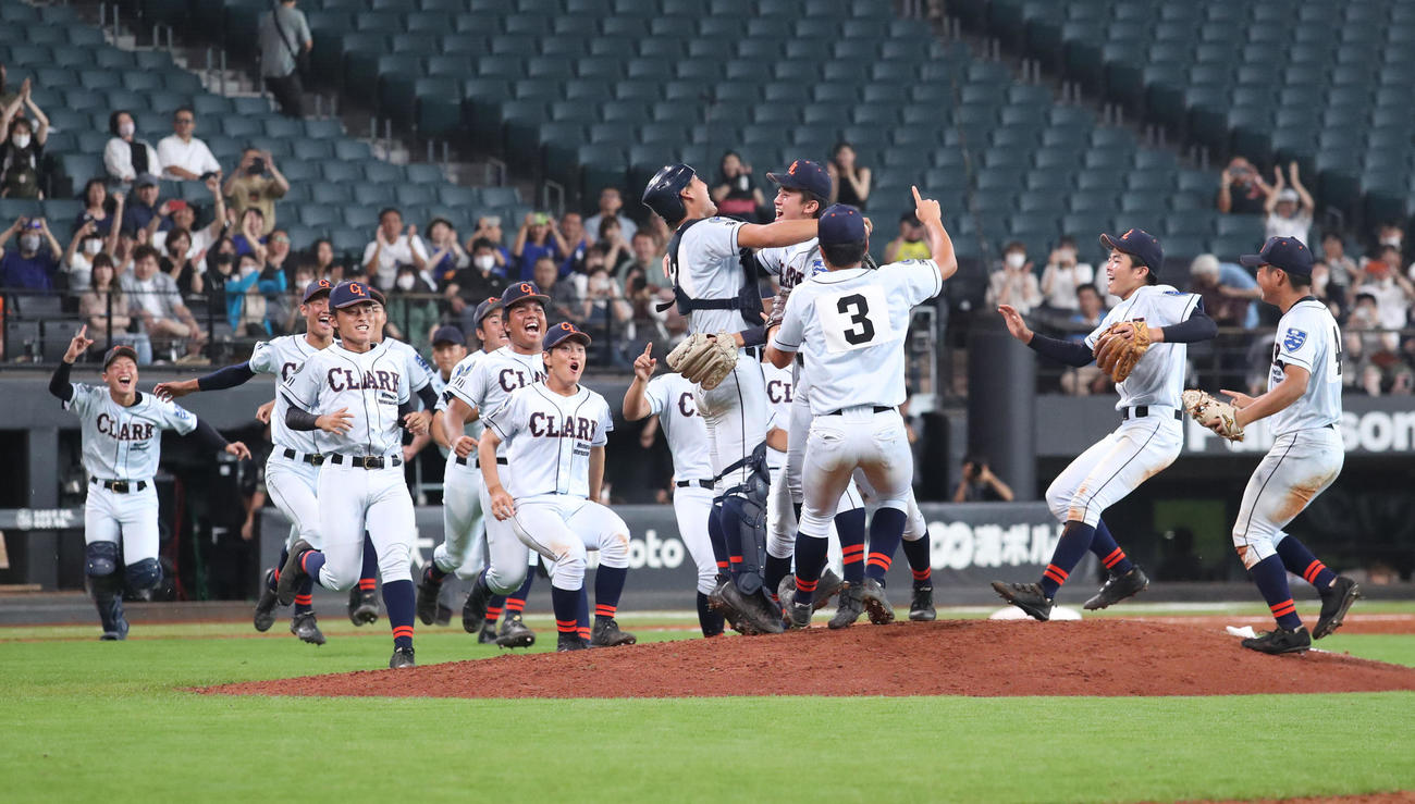クラーク対旭川明成　優勝を決め歓喜するクラークナイン（撮影・佐藤翔太）