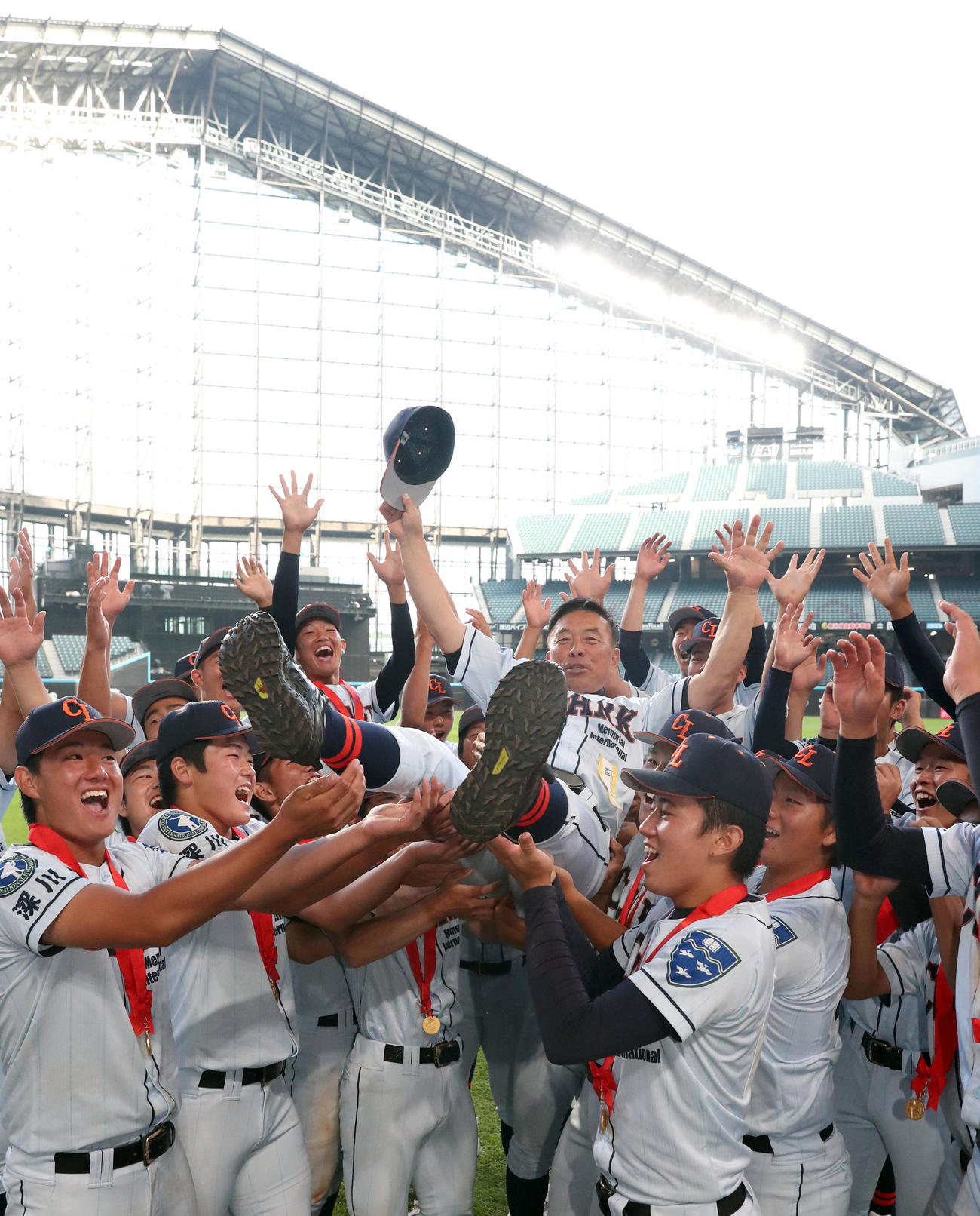 クラーク対旭川明成　優勝し胴上げされるクラーク・佐々木監督（撮影・佐藤翔太）