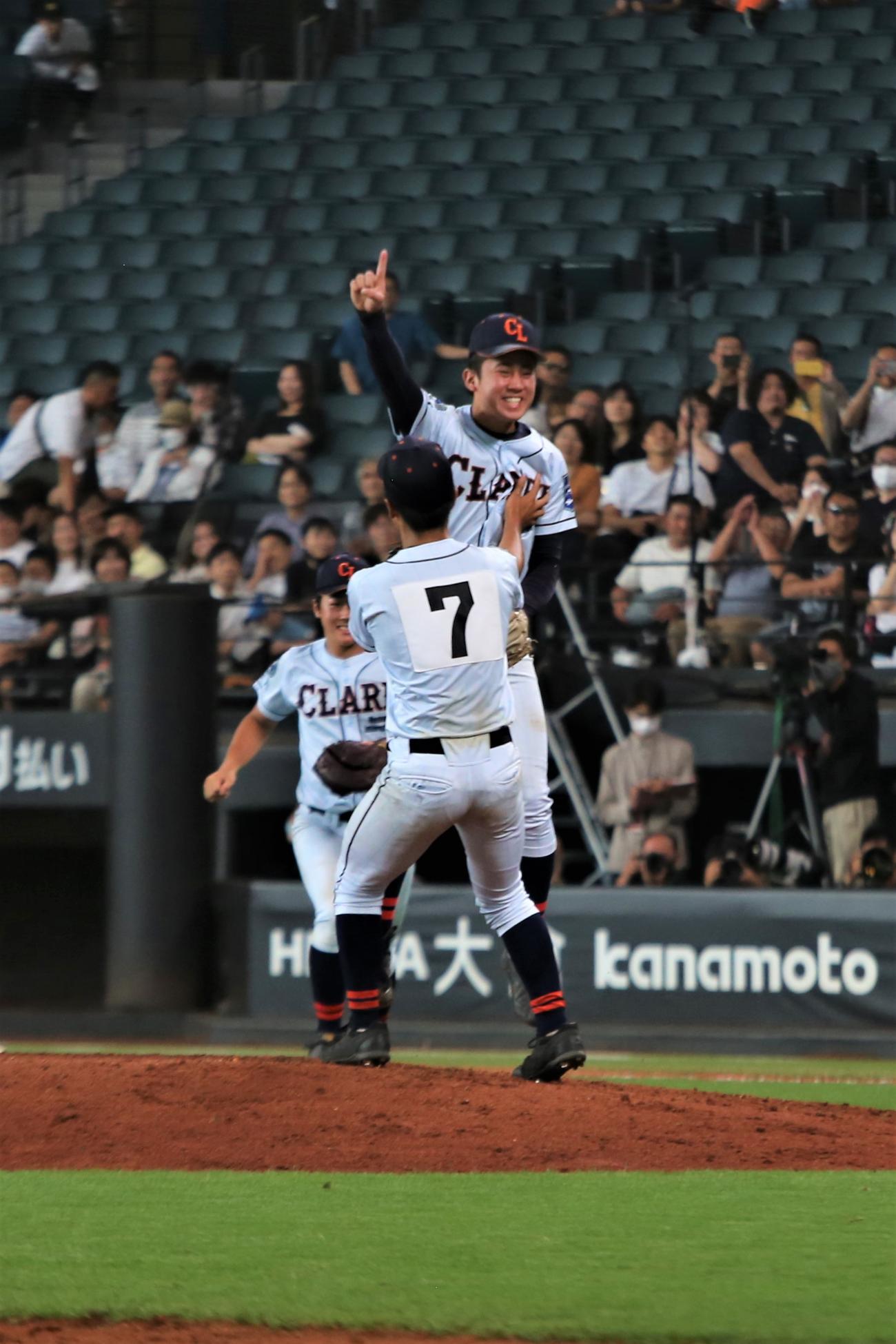クラーク対旭川明成　9回裏旭川明成2死二、三塁、クラークの新岡（中央）は三振を奪い歓喜する（撮影・中島洋尚）