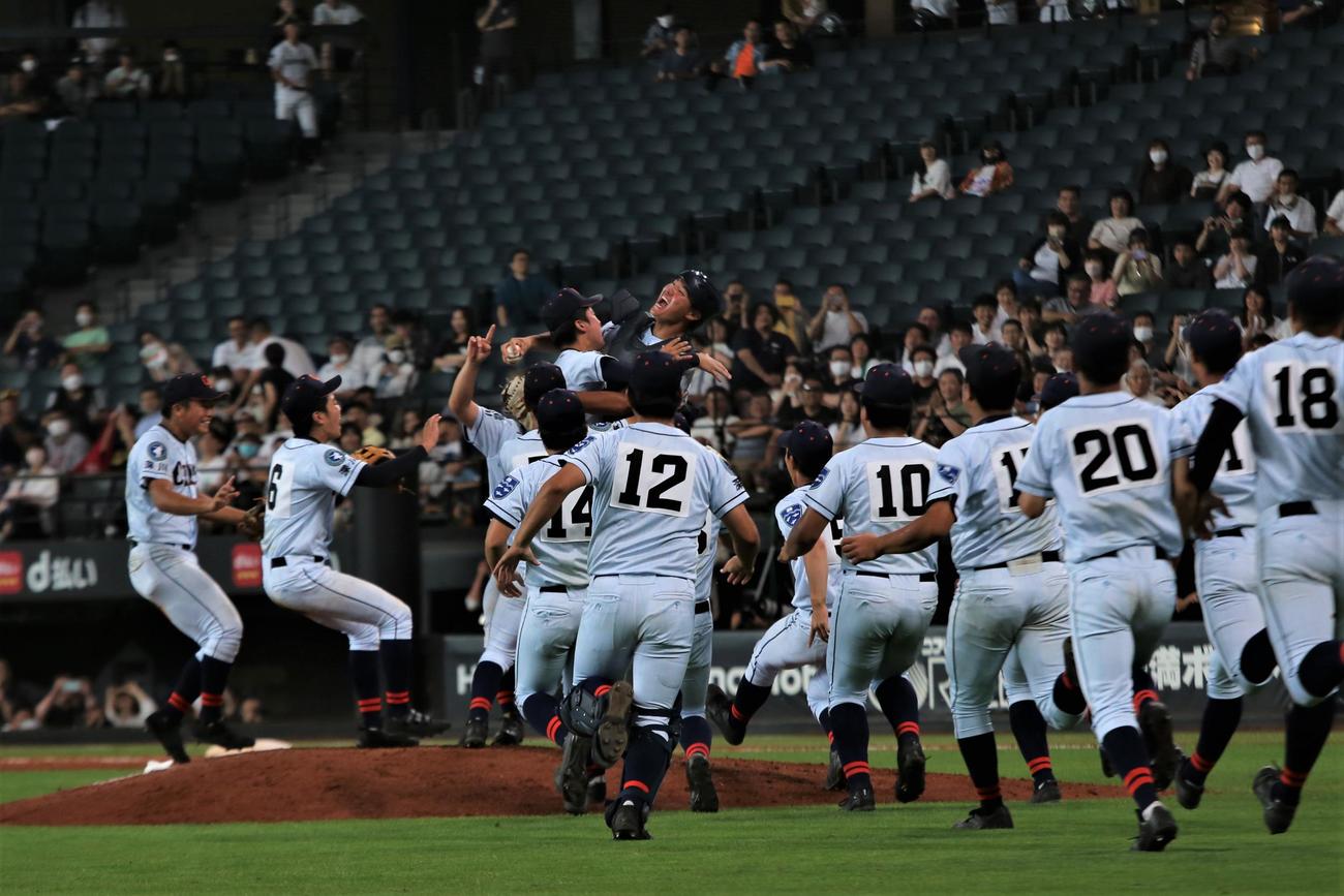 クラーク対旭川明成　甲子園出場を決めたクラークナインは、マウンド上で喜びを爆発させる（撮影・中島洋尚）