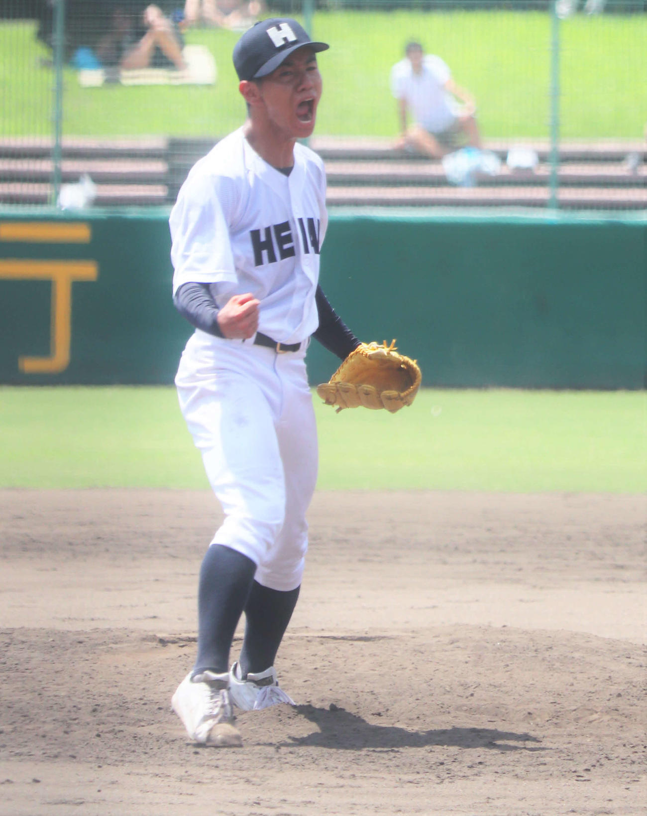 京都大会　京都成章対龍谷大平安　9回に3人で打ち取りガッツポーズをする龍谷大平安の桑江駿成投手（3年）（撮影・中島麗）