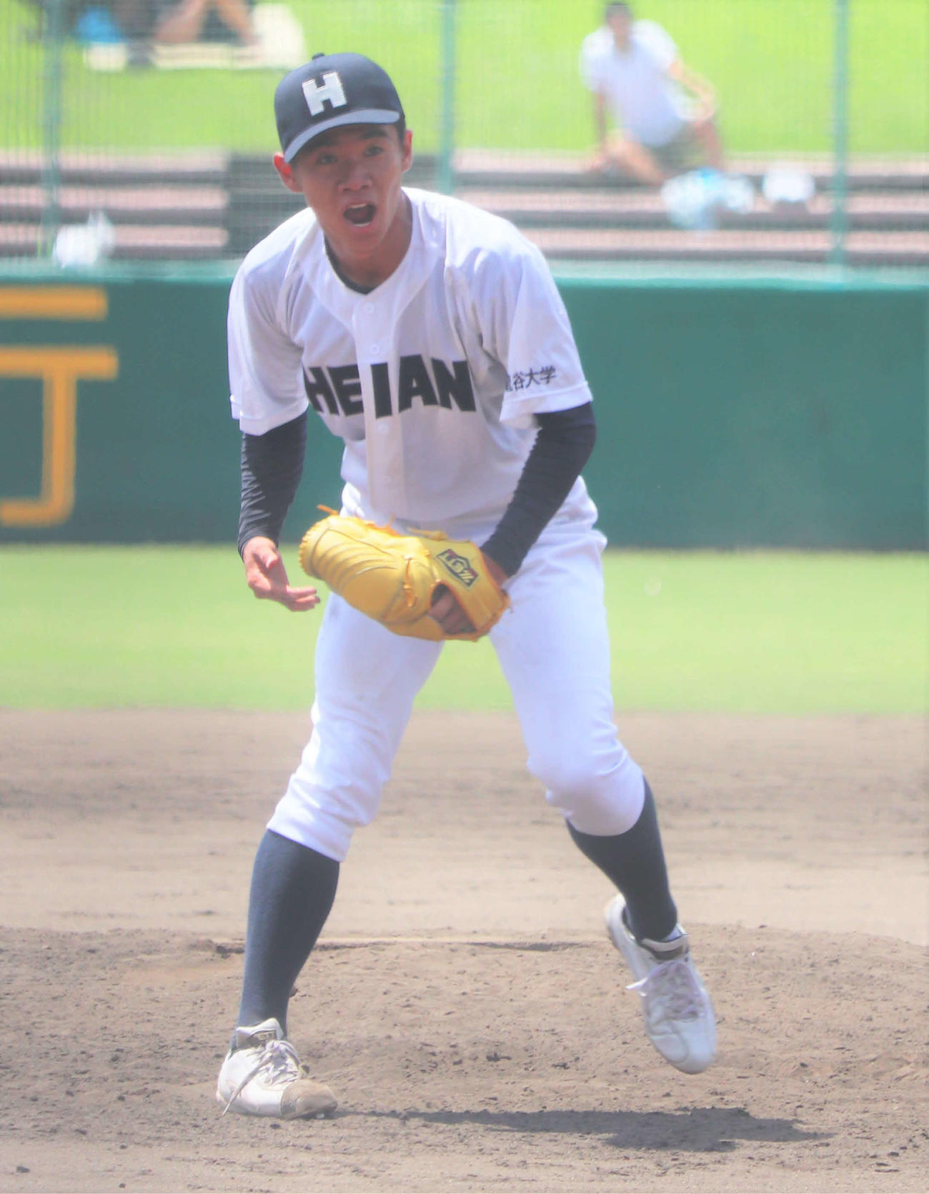 京都大会　京都成章対龍谷大平安　9回に3人で打ち取りガッツポーズをする龍谷大平安の桑江駿成投手（3年）（撮影・中島麗）