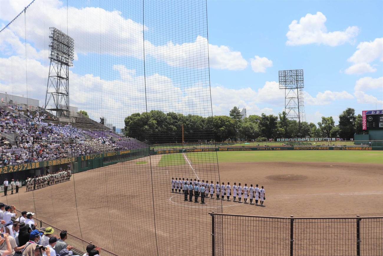 京都大会　京都成章対龍谷大平安　勝利し試合後に校歌を歌う龍谷大平安ナイン（撮影・中島麗）