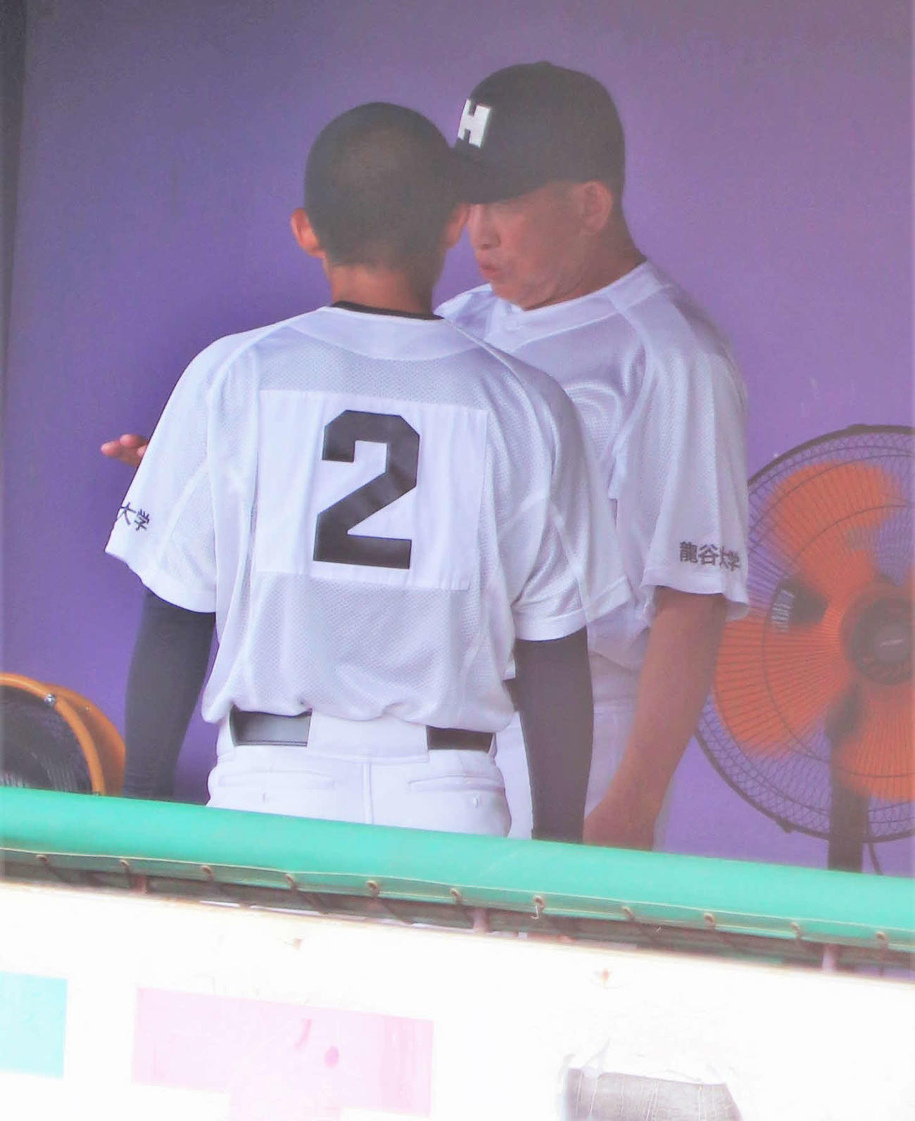 京都大会　京都成章対龍谷大平安　試合中に龍谷大平安の原田英彦監督（63）と話す途中出場で背番号2の松浦玄士捕手（3年）（撮影・中島麗）