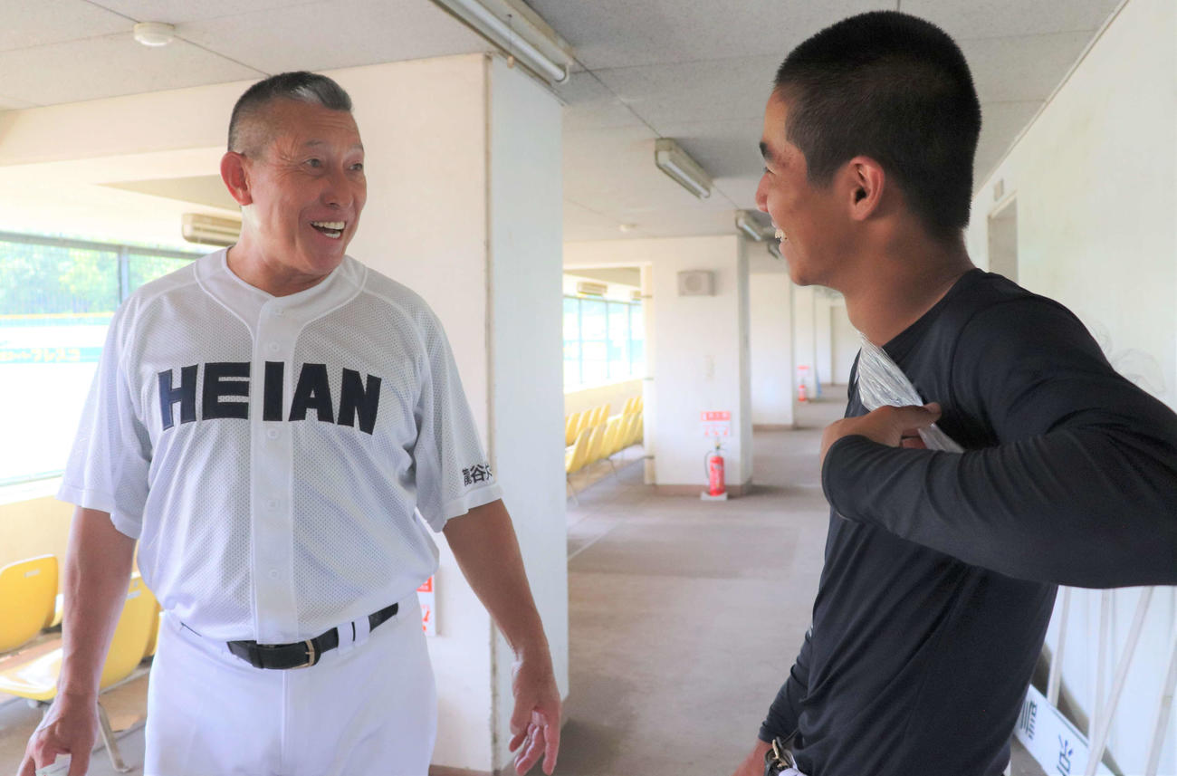 京都大会　京都成章対龍谷大平安　試合後に龍谷大平安の原田英彦監督（63）が6回無失点に抑えたエース桑江駿成投手（3年）をねぎらう（撮影・中島麗）