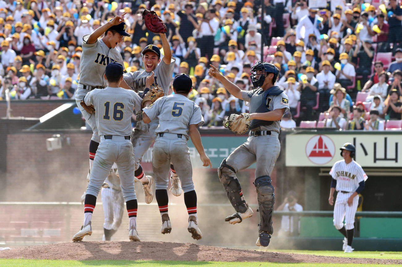 仙台育英対仙台城南　2年連続30度目の優勝を果たし、高く跳び上がって喜ぶ仙台育英・山田（左）らナイン（撮影・相沢孔志）
