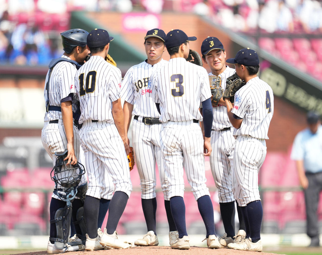 仙台育英対仙台城南　5回、マウンドに集まる先代城南ナイン（撮影・菅敏）