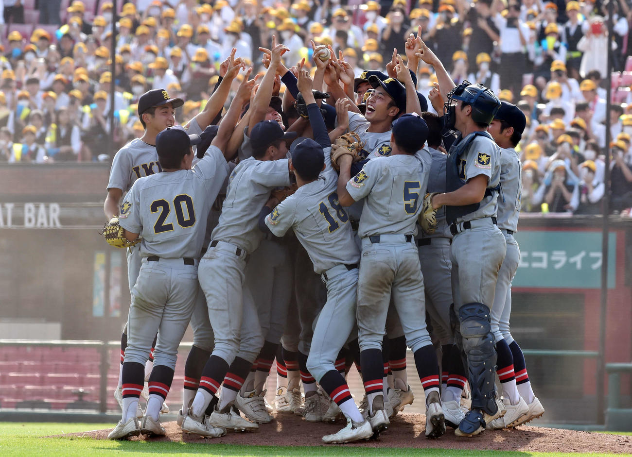 仙台育英対仙台城南　2年連続30度目の優勝を果たし、マウンドで喜ぶ仙台育英ナイン（撮影・相沢孔志）