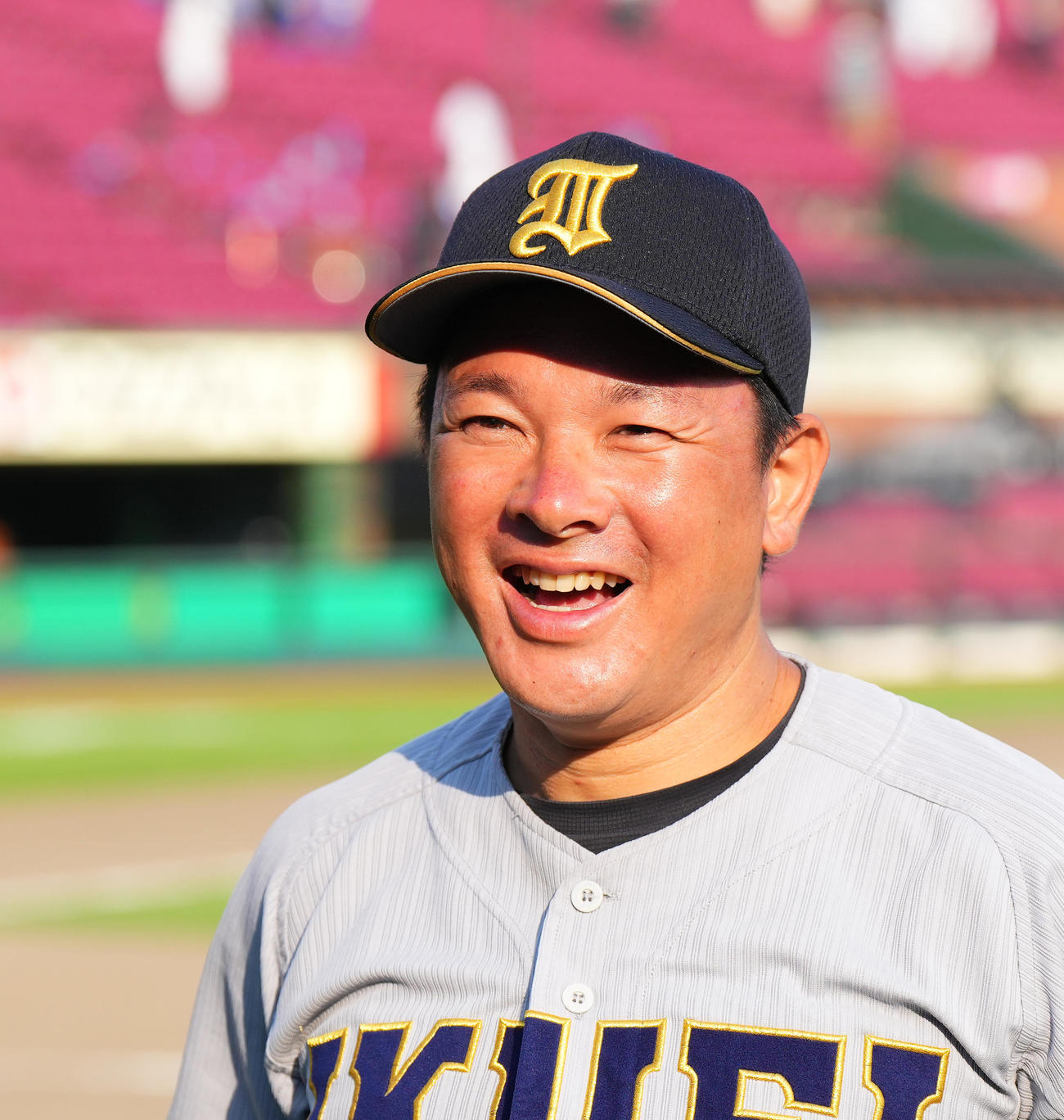 仙台育英対仙台城南　優勝インタビューで笑顔を見せる仙台育英・須江監督（撮影・菅敏）