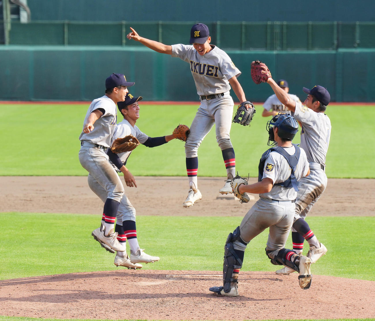 仙台育英対仙台城南　優勝を決め、歓喜する仙台育英ナイン（撮影・菅敏）