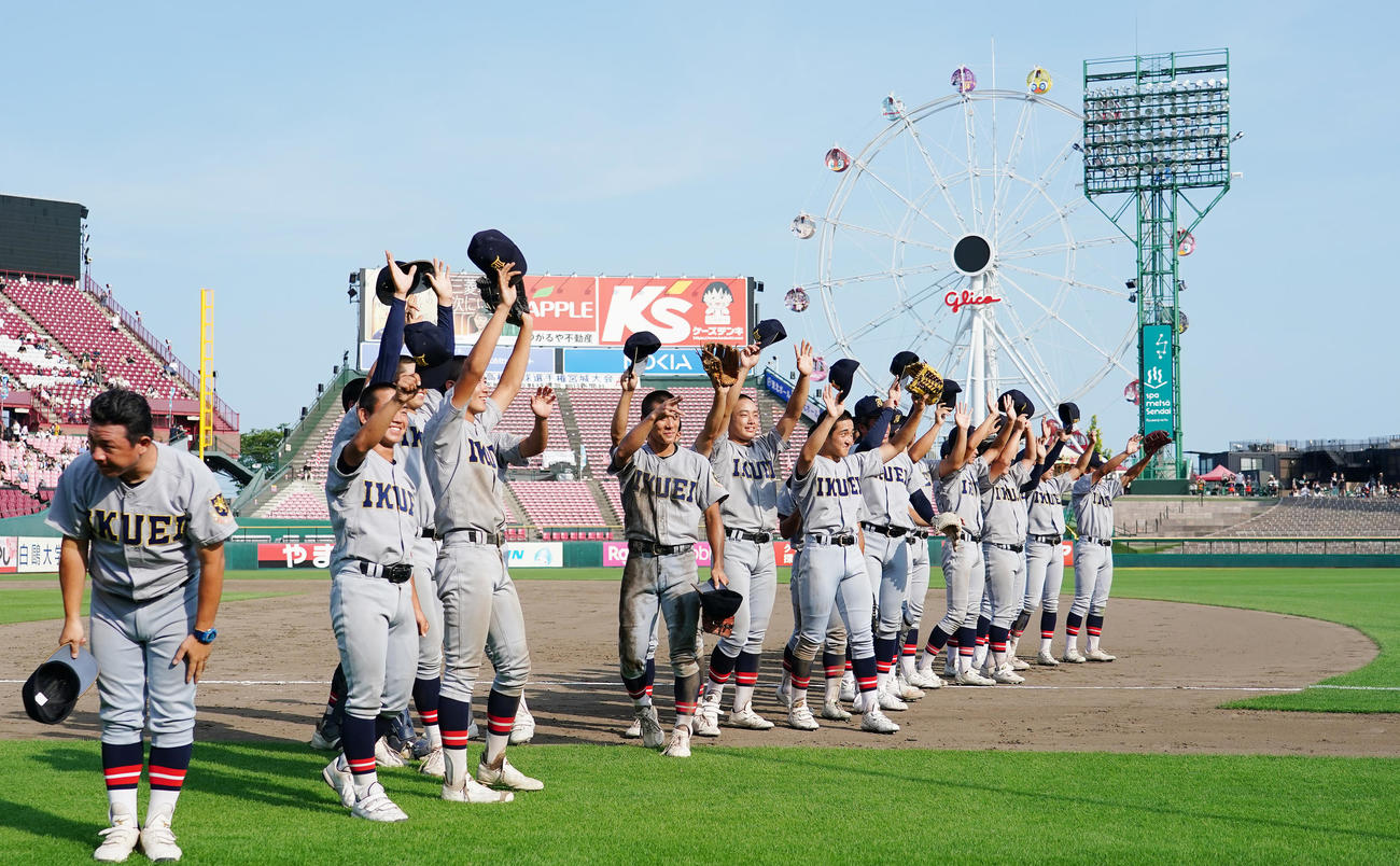 仙台育英対仙台城南　優勝を決め、スタンドにあいさつする仙台育英ナイン（撮影・菅敏）