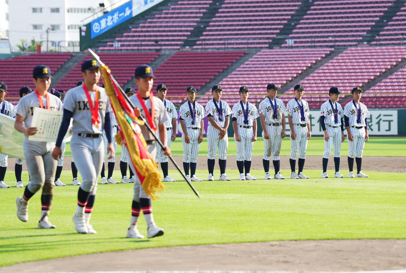 仙台育英対仙台城南　優勝し行進する仙台育英ナインを前に肩を落とす仙台城南ナイン（撮影・菅敏）