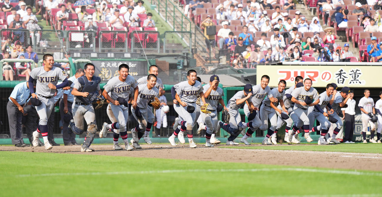 仙台育英対仙台城南　優勝を決め応援団に向かって駆け出す仙台育英ナイン（撮影・菅敏）
