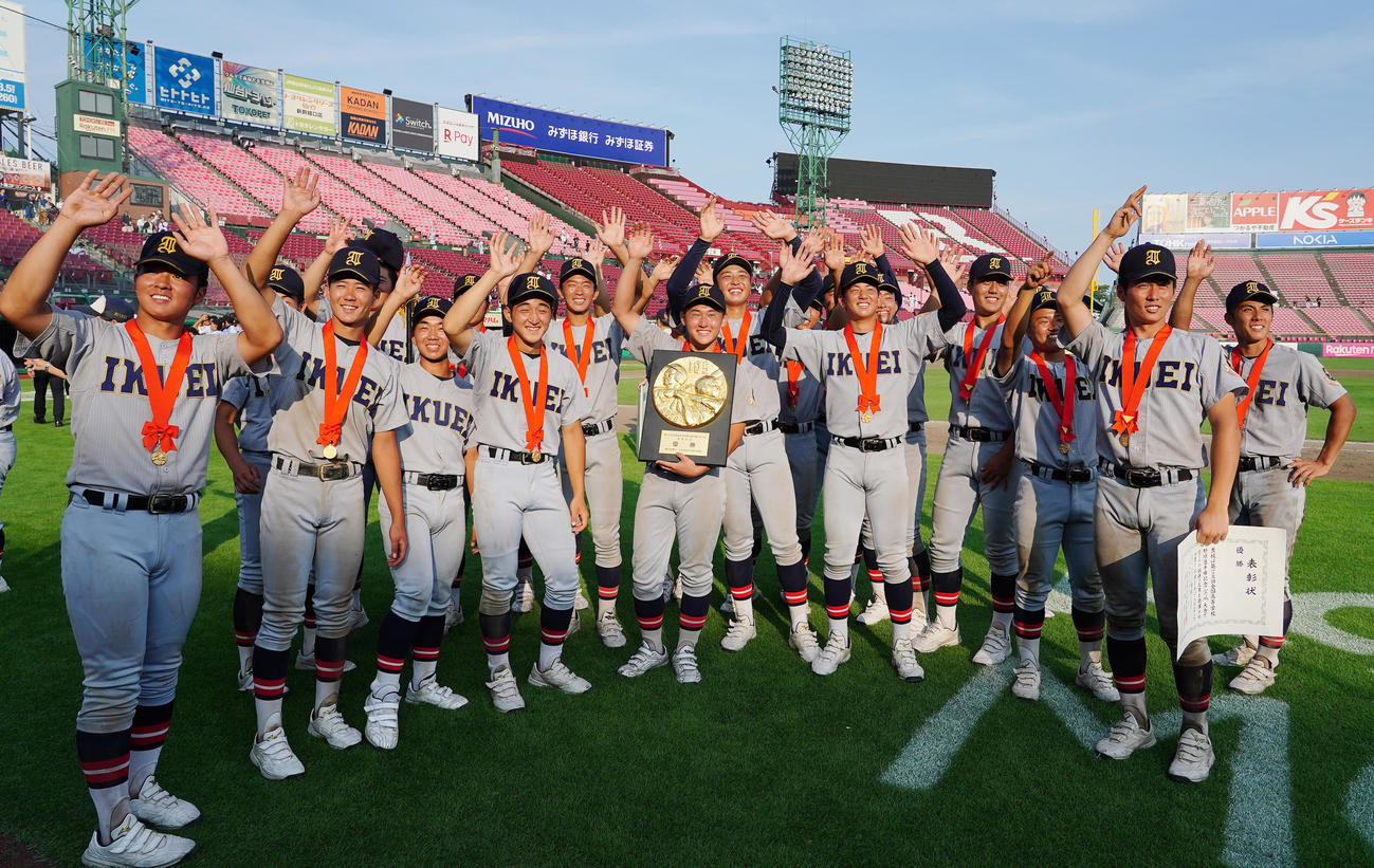 仙台育英対仙台城南　優勝を決め、スタンドに笑顔で手を振る仙台育英ナイン（撮影・菅敏）