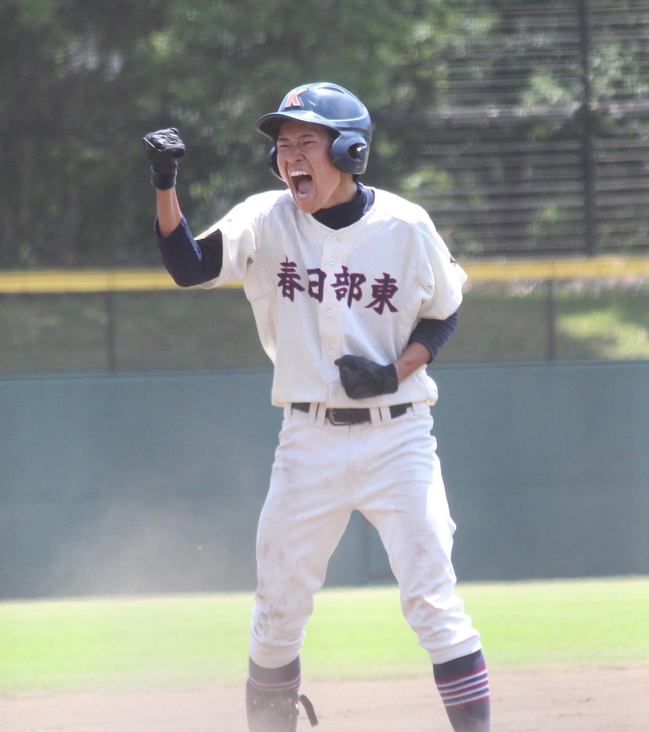 市川越対春日部東　2回裏春日部東1死二、三塁、先制の適時三塁打を放ちガッツポーズの上野（撮影・保坂恭子）