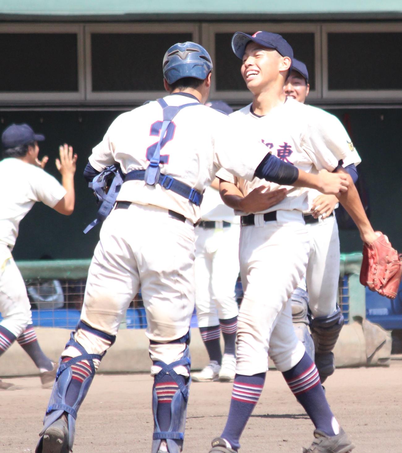 市川越対春日部東　9回表市川越の攻撃を無失点で抑え、ほっとした表情を見せる春日部東・矢治（右）（撮影・保坂恭子）