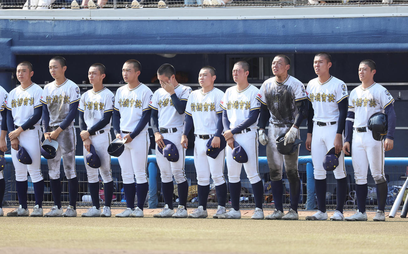 前橋商対前橋育英　準々決勝で敗れ整列する前橋育英（撮影・足立雅史）