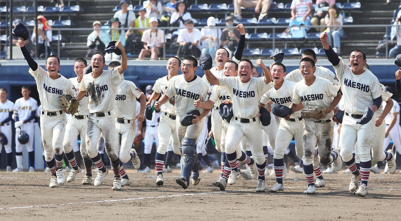 前橋商対前橋育英　勝利し歓喜する前橋商の選手たち（撮影・足立雅史）