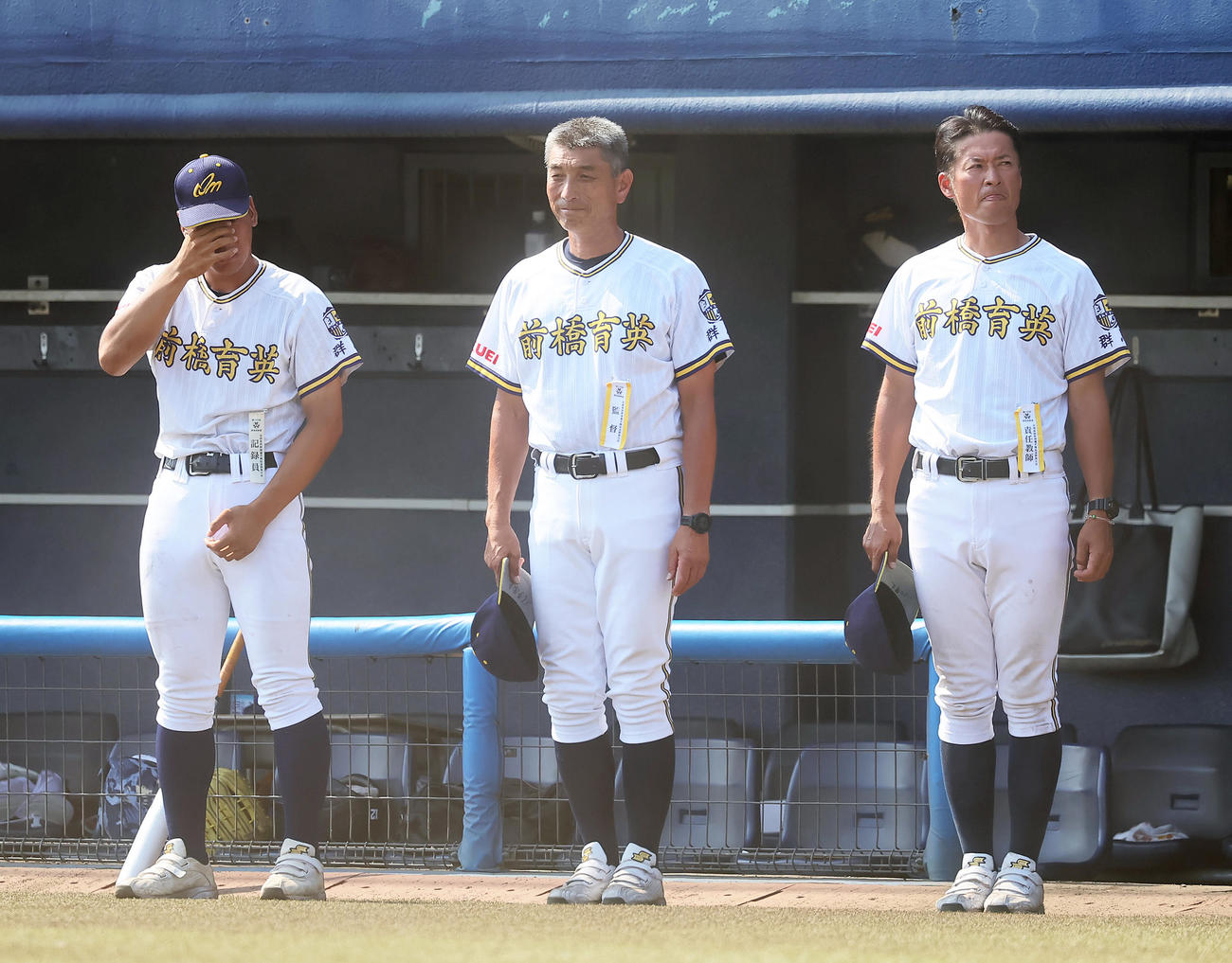 前橋商対前橋育英　神妙な表情を見せる前橋育英・荒井監督（中央）（撮影・足立雅史）