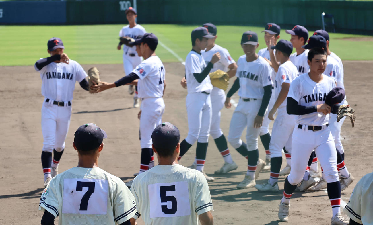 滝川二対市西宮　7回コールド勝ちし、喜ぶ滝川二ナイン（撮影・奥谷爽）