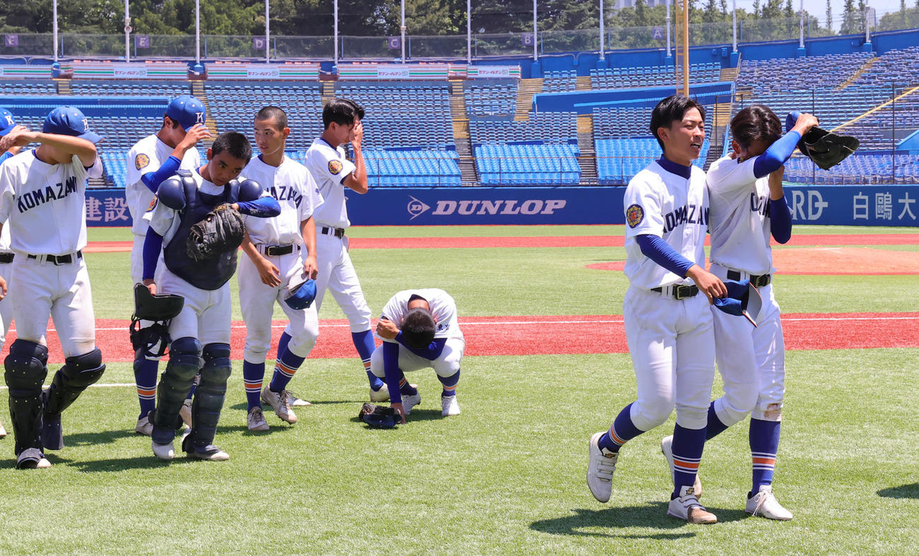 日大三対駒大高　サヨナラ負けを喫しがっくり引き揚げる駒大高の選手たち（撮影・野上伸悟）