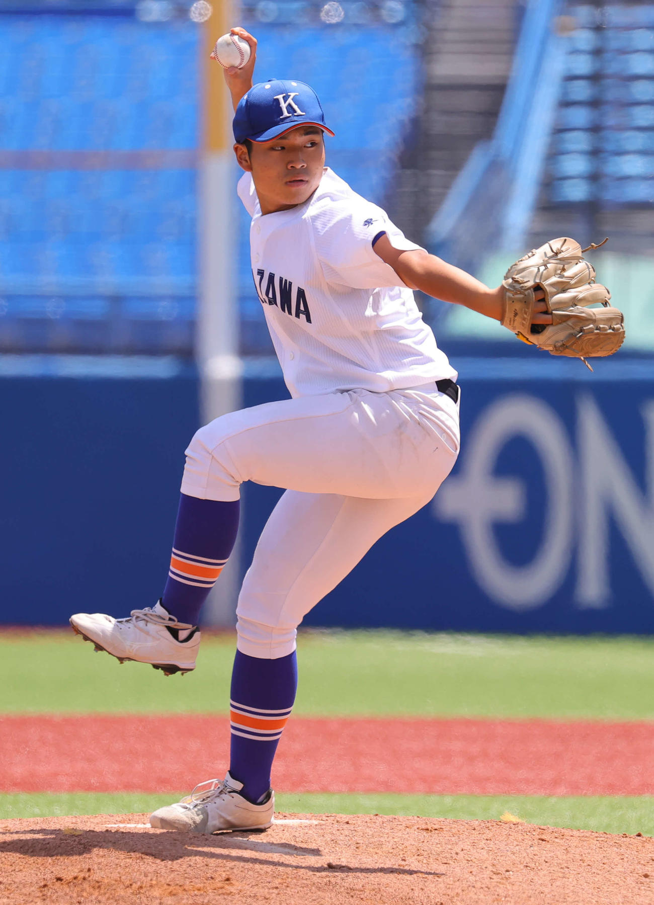 日大三対駒大高　変則的なフォームで力投する駒大高先発の長谷川（撮影・野上伸悟）