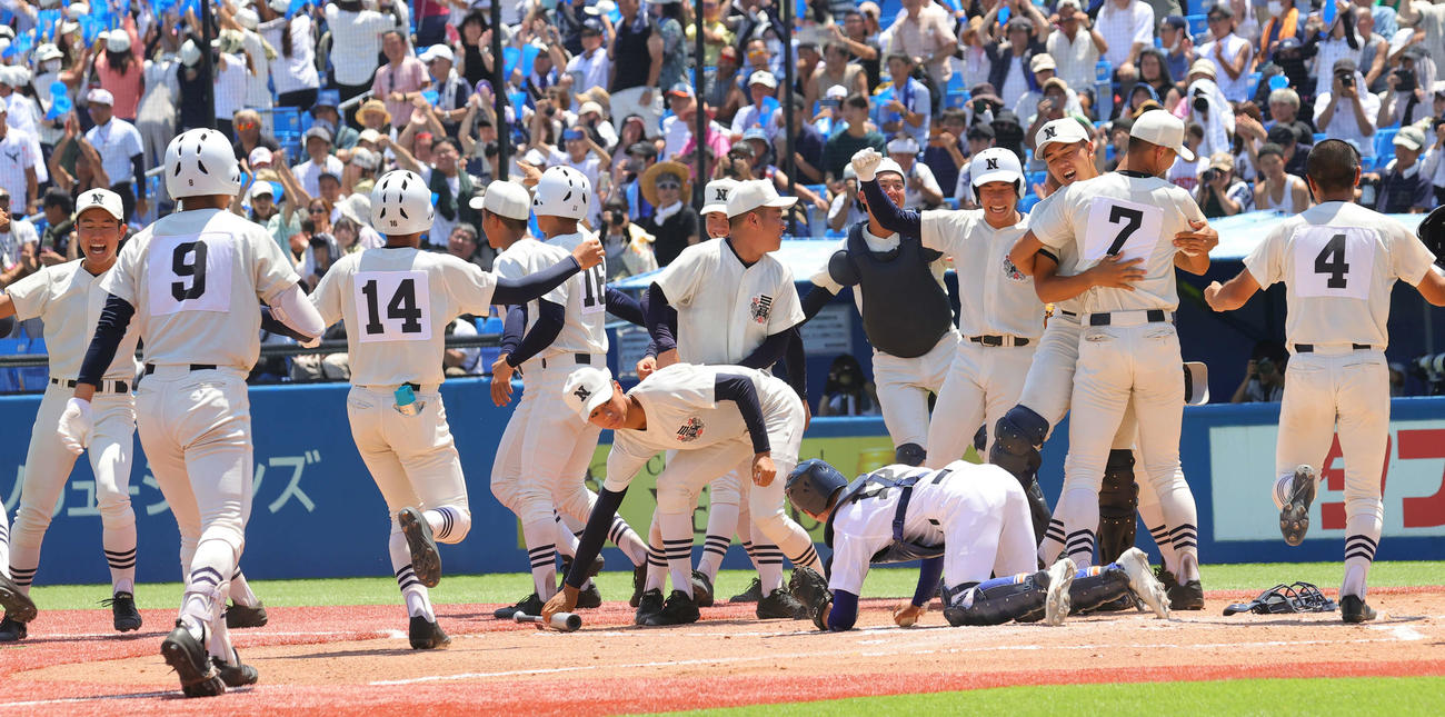 日大三対駒大高　タイブレークの延長10回裏、サヨナラ勝ちを喜ぶ日大三の選手たち（撮影・野上伸悟）