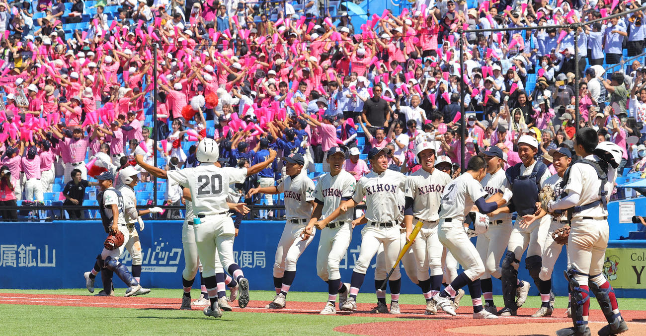 早実対日大鶴ケ丘　7回裏、コールド勝ちを決め喜ぶ日大鶴ケ丘の選手たち（撮影・野上伸悟）