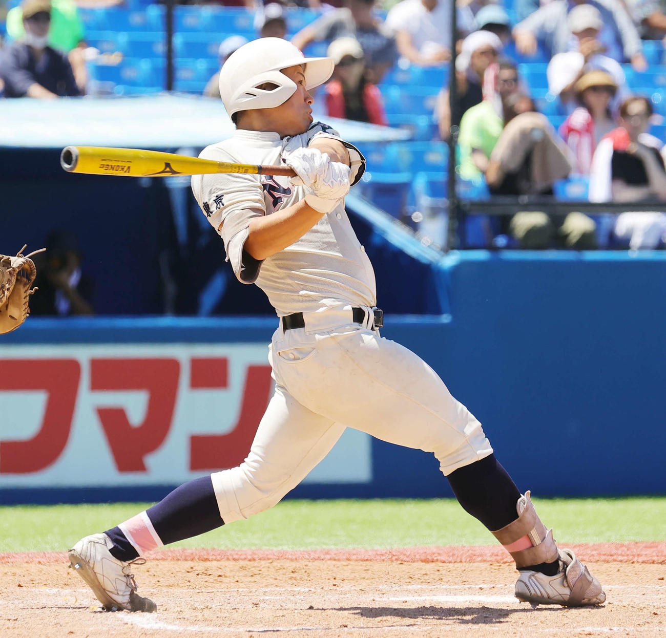 早実対日大鶴ケ丘　4回裏日大鶴ケ丘2死二塁、右越え2点本塁打を放つ木嶋（撮影・野上伸悟）