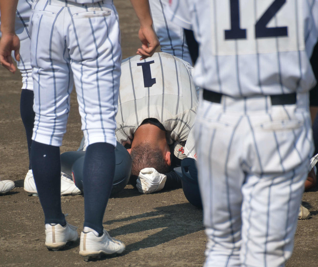 甲子園出場を逃し、崩れ落ちる山形中央・武田陸